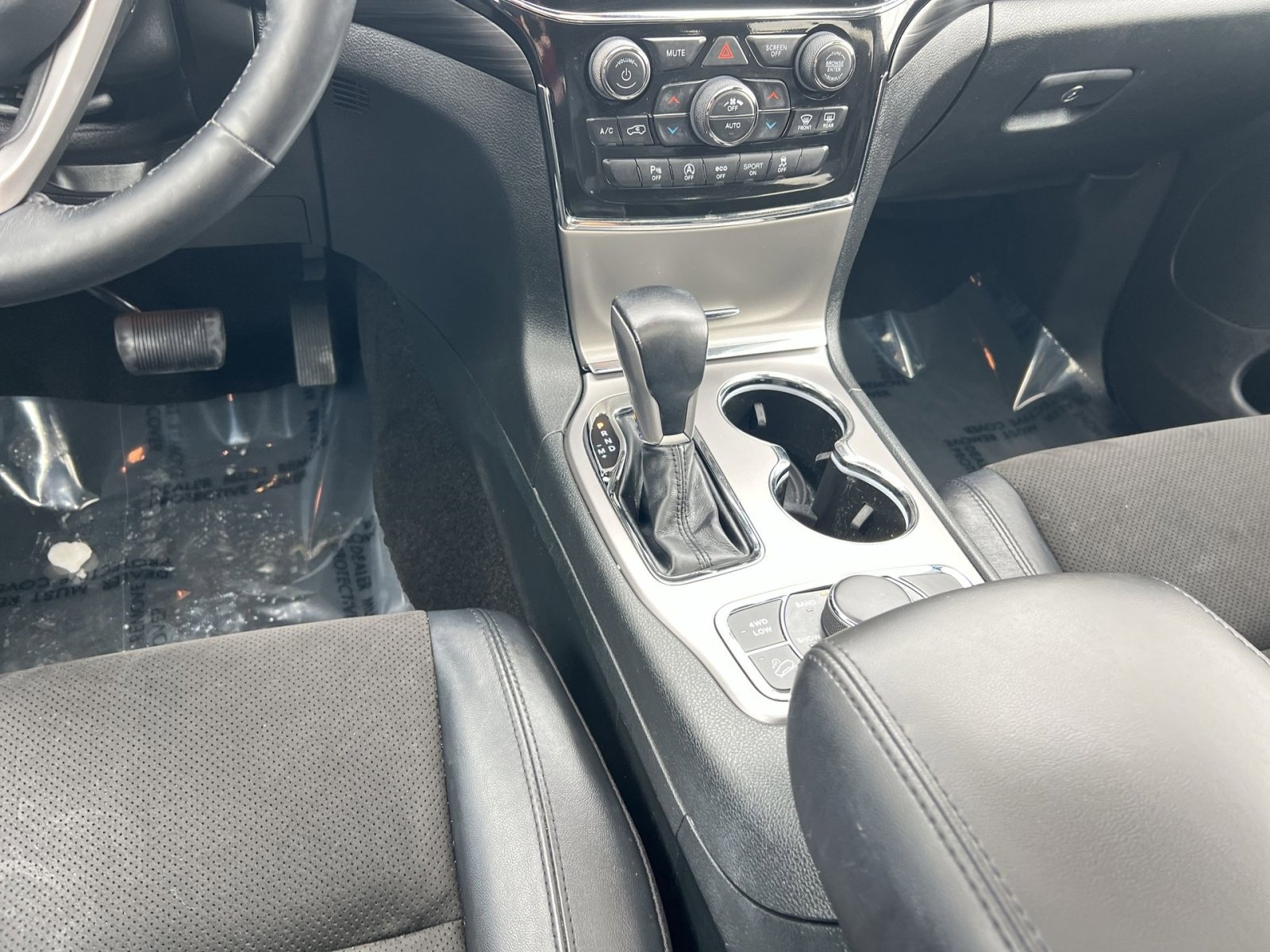 Used 2022 Jeep Grand Cherokee Laredo X image 23