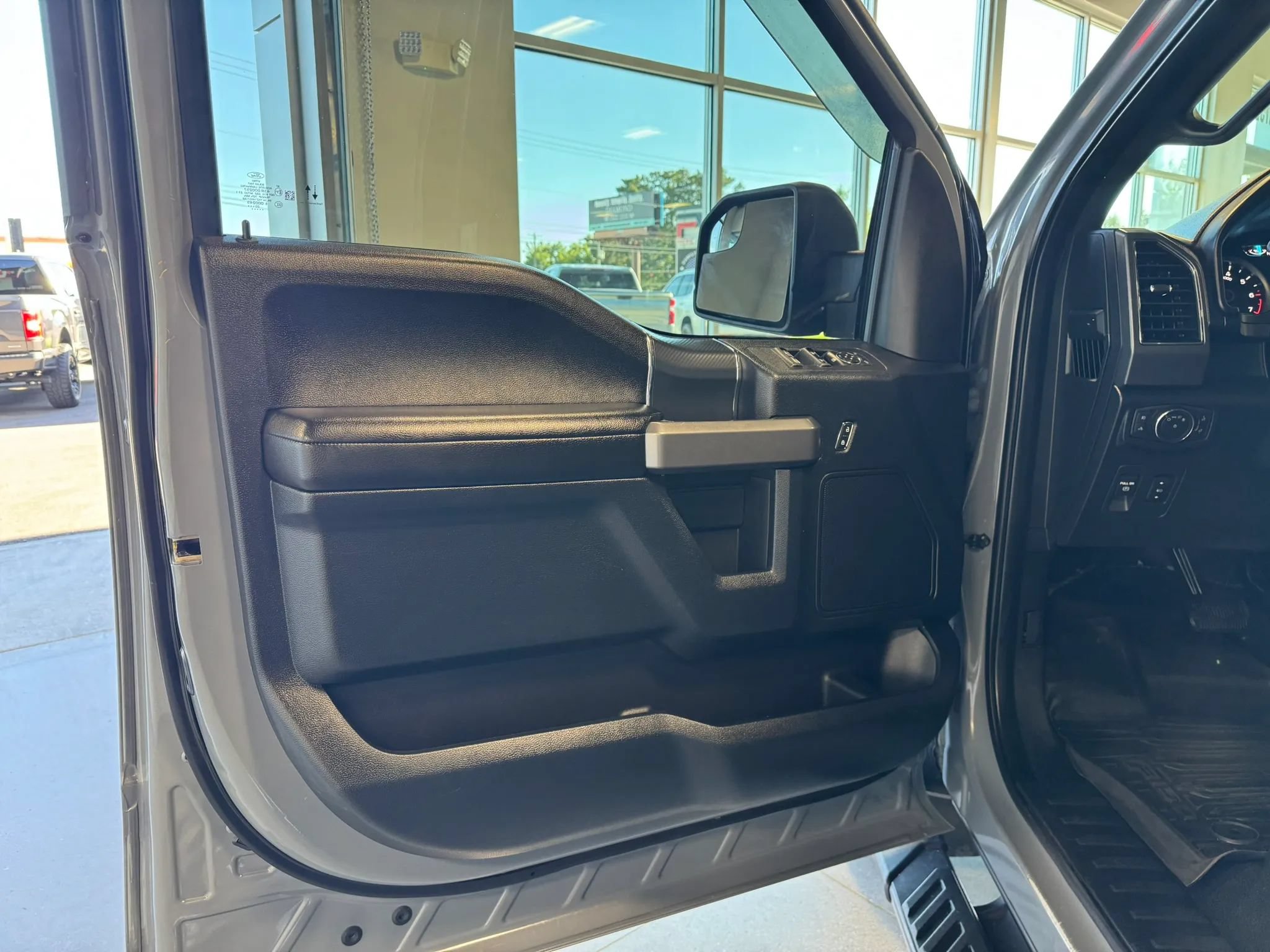 Used 2020 Ford F150 XLT w/ Equipment Group 302A Luxury AWD/4WD image 11