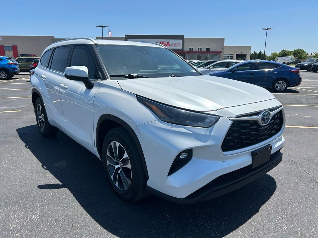 Used 2024 Toyota Highlander XLE FWD image 1