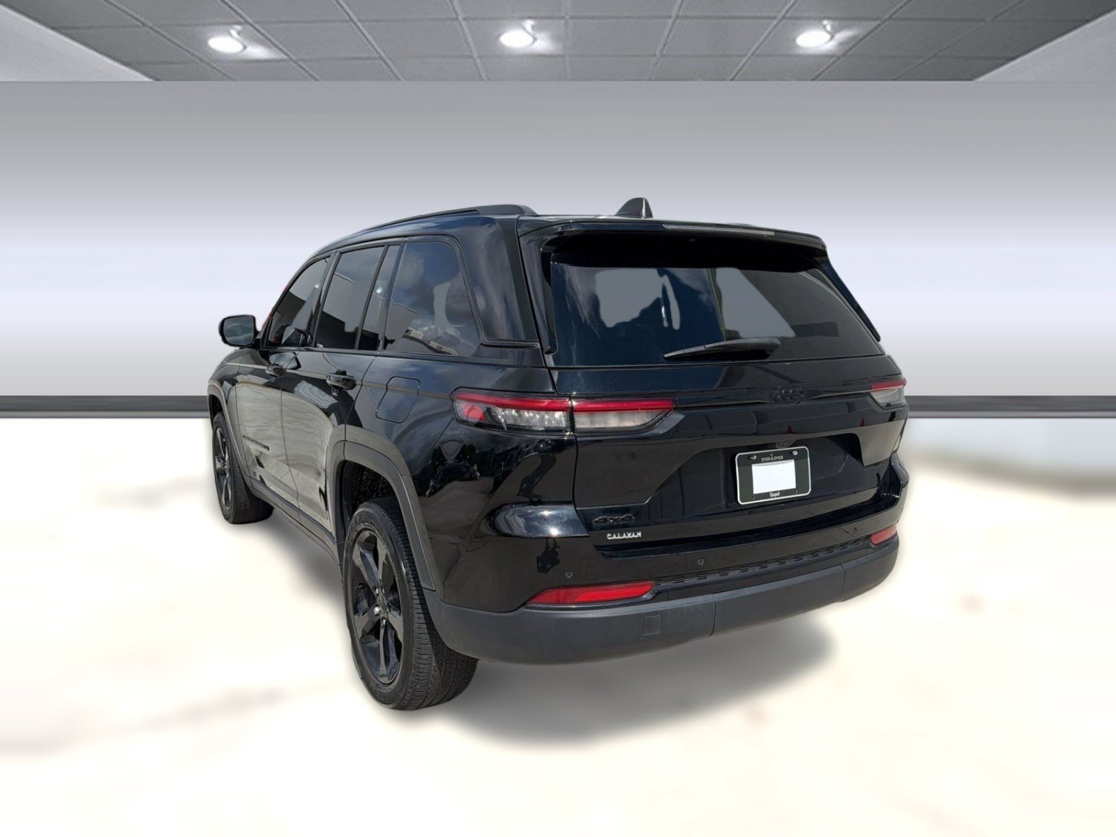 Used 2023 Jeep Grand Cherokee Altitude AWD/4WD image 3