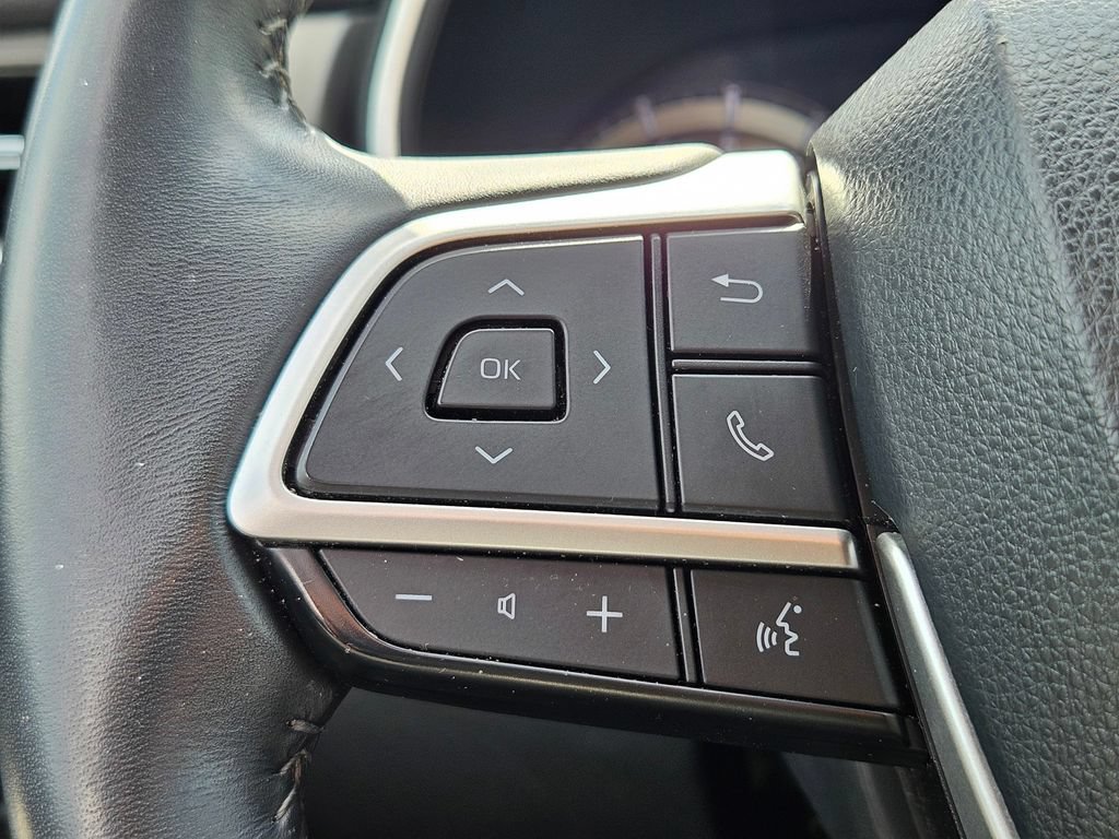 Used 2023 Toyota Highlander XLE FWD image 28