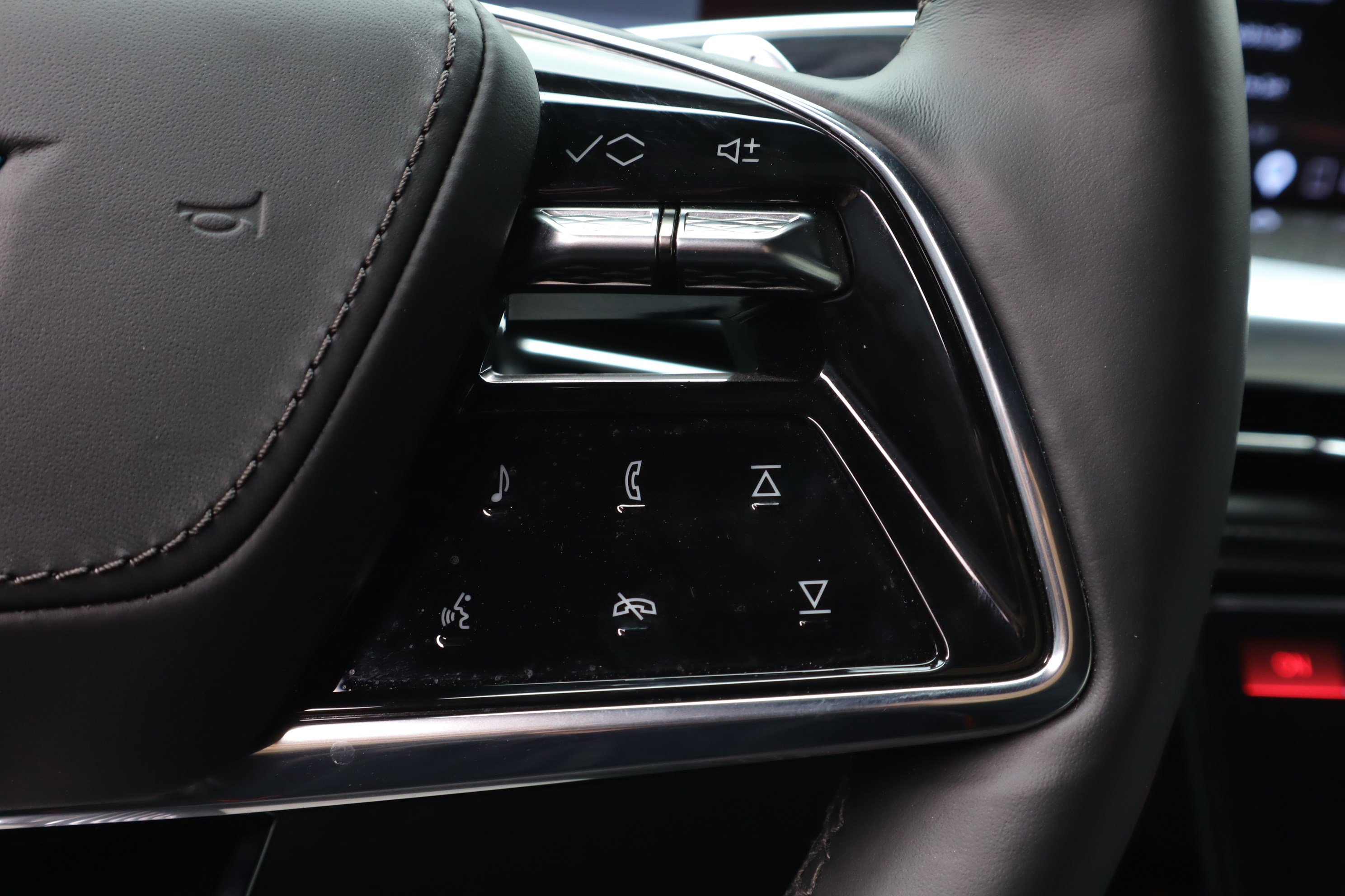 Used 2025 Cadillac Escalade V w/ LPO, ONYX Package image 23