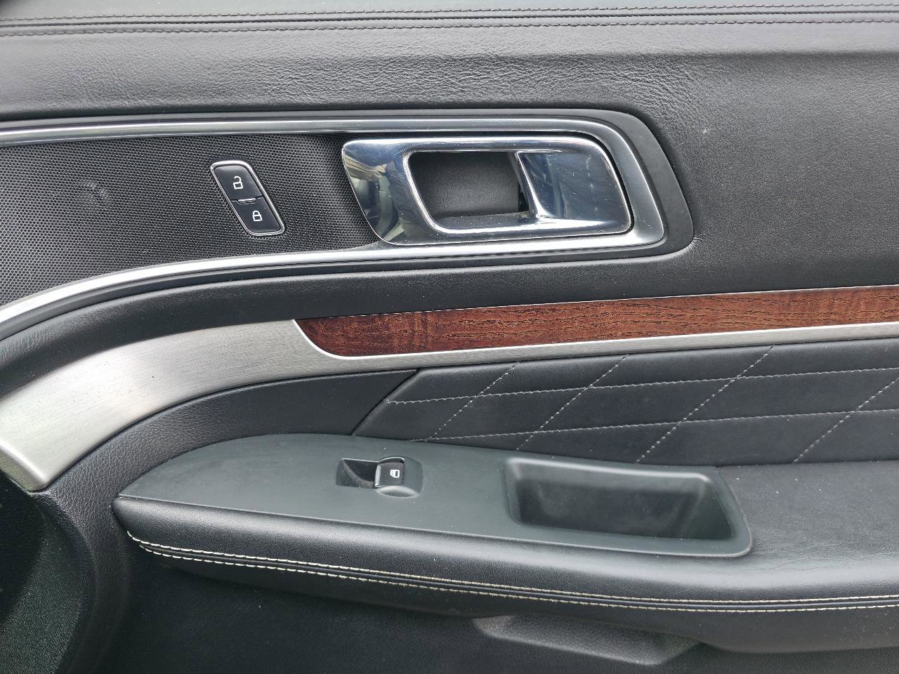 Used 2018 Ford Explorer Platinum image 18