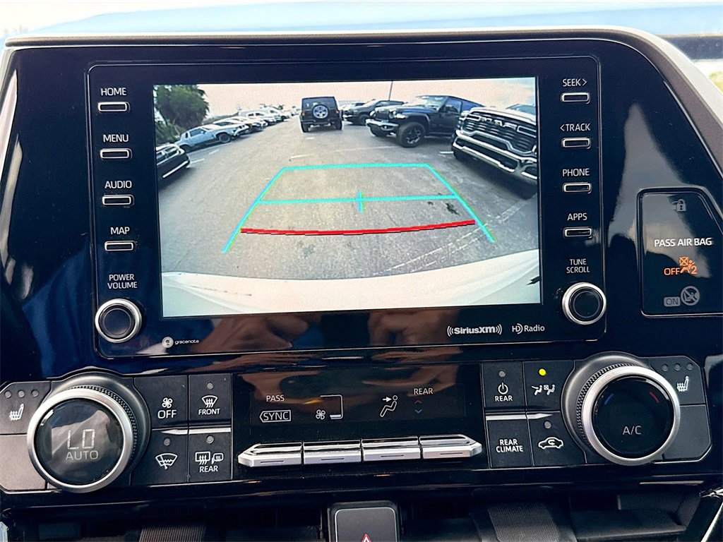 Used 2021 Toyota Highlander XLE image 14