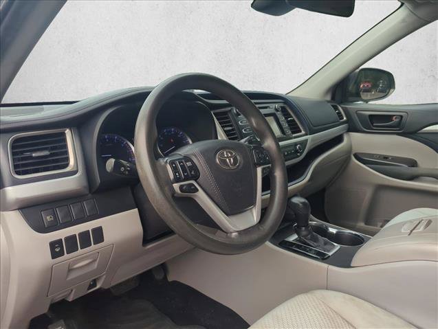 Used 2019 Toyota Highlander LE FWD image 9