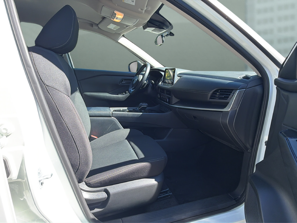 Used 2024 Nissan Rogue S FWD image 17
