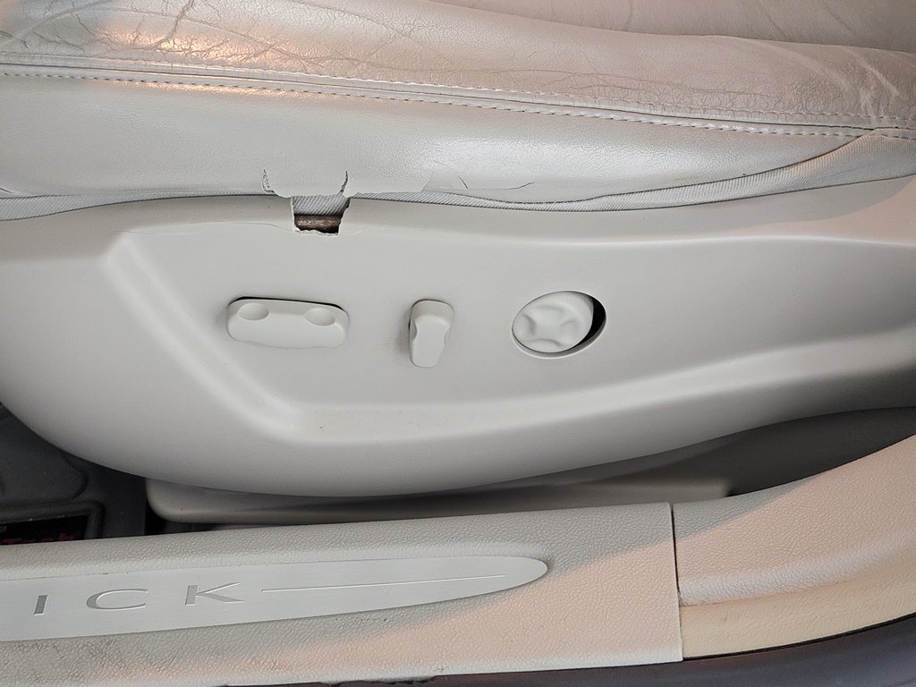 Used 2011 Buick Lucerne CXL FWD image 15