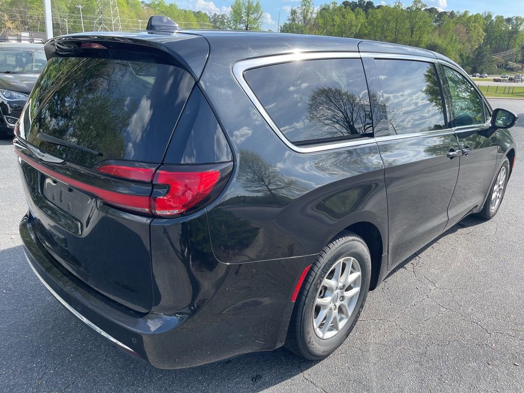 Used 2023 Chrysler Pacifica Touring-L image 5