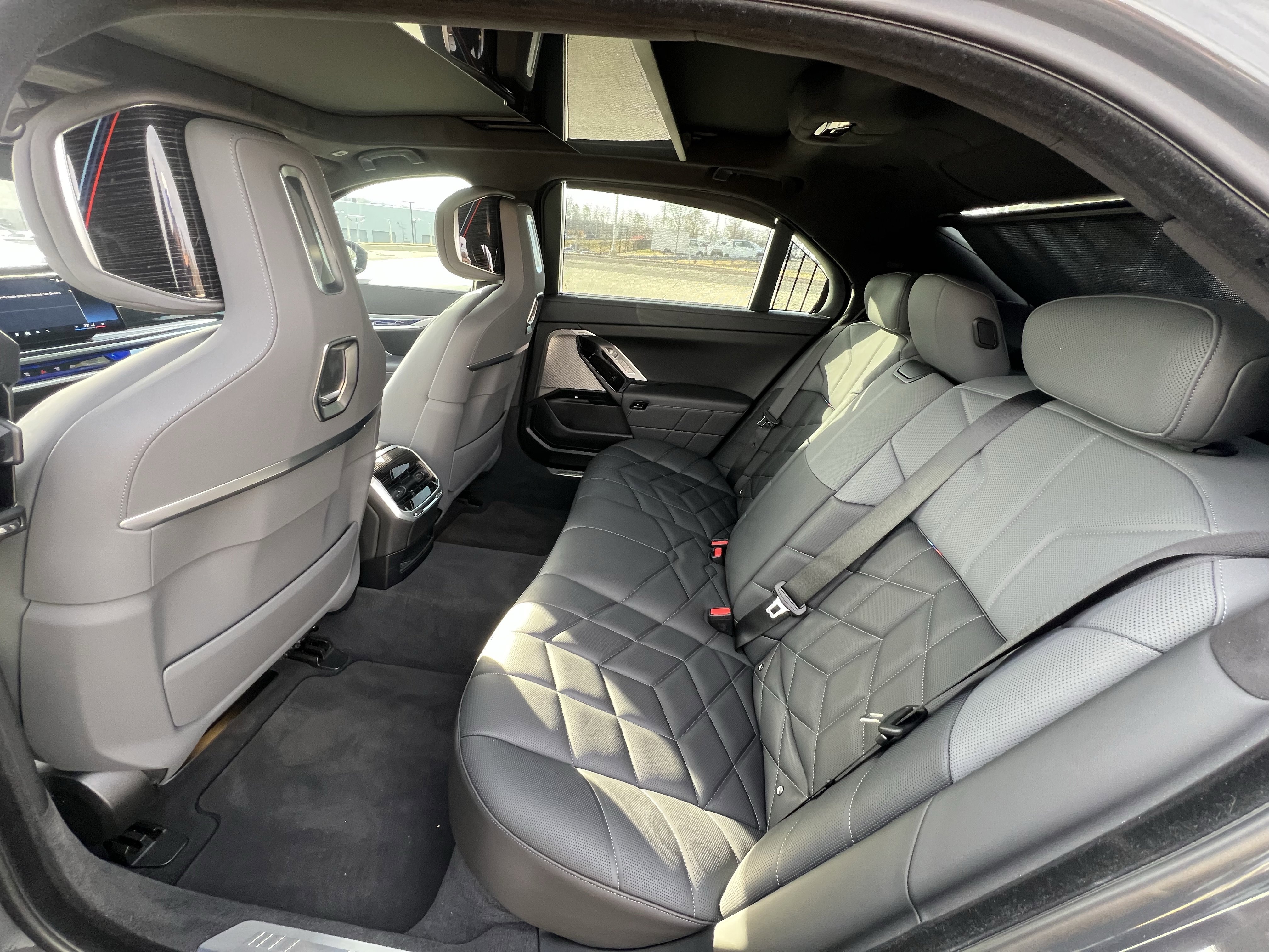 Used 2023 BMW 740i w/ Executive Package image 31