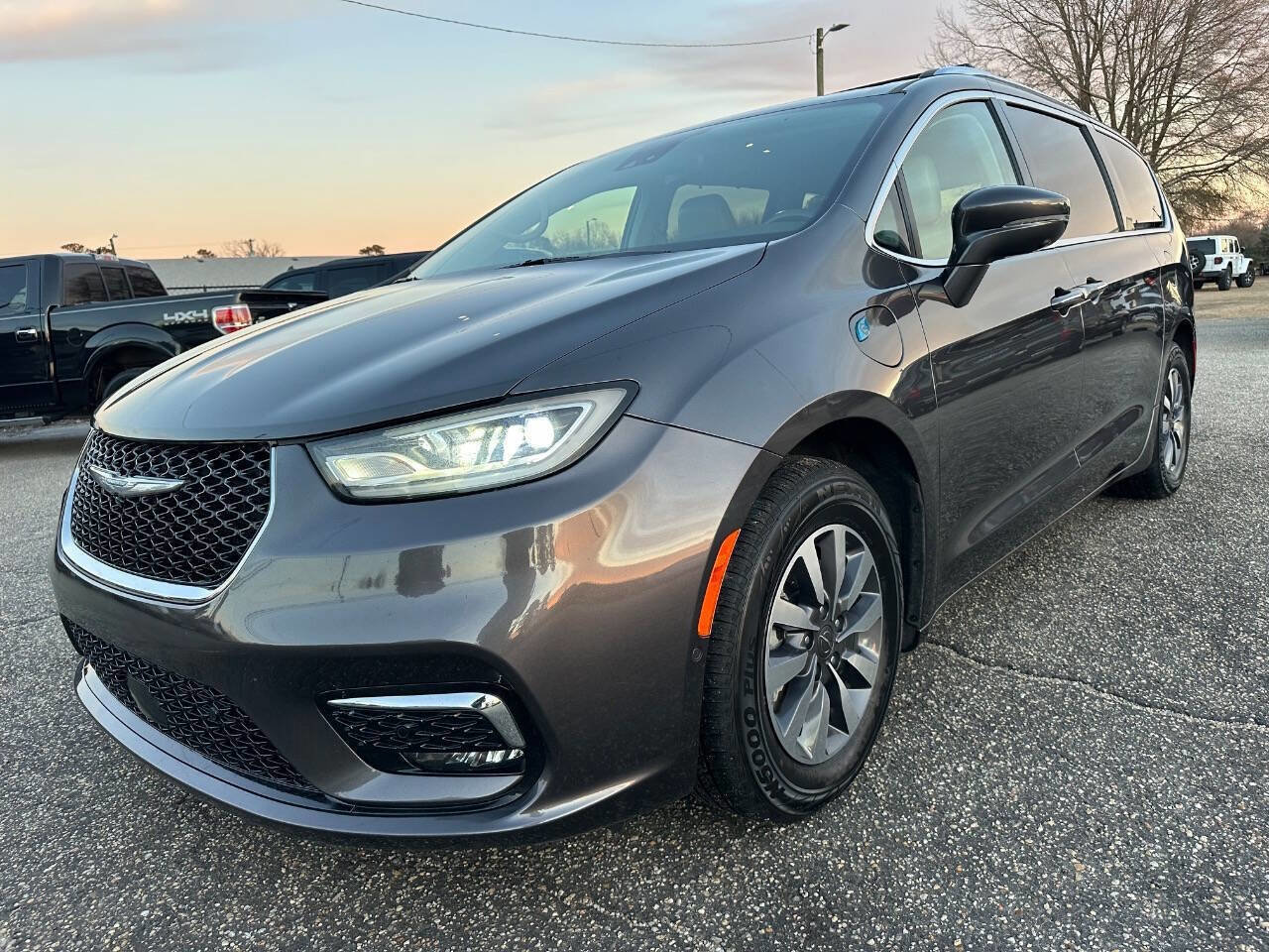 Used 2021 Chrysler Pacifica Touring-L FWD image 16