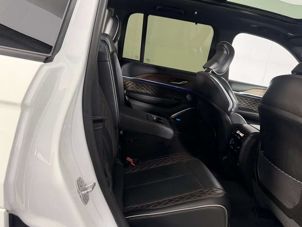 Certified 2023 Jeep Grand Cherokee Summit w/ Luxury Tech Group V AWD/4WD image 25