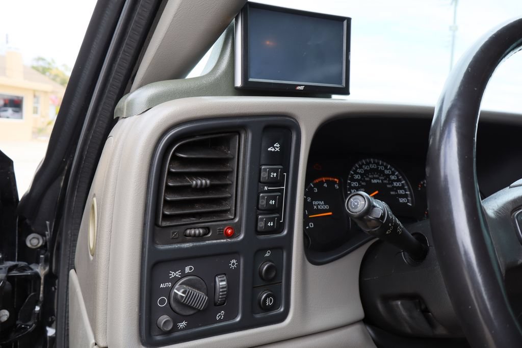 Used 2005 Chevrolet Silverado 2500 LS w/ Heavy-Duty Power Package AWD/4WD image 12