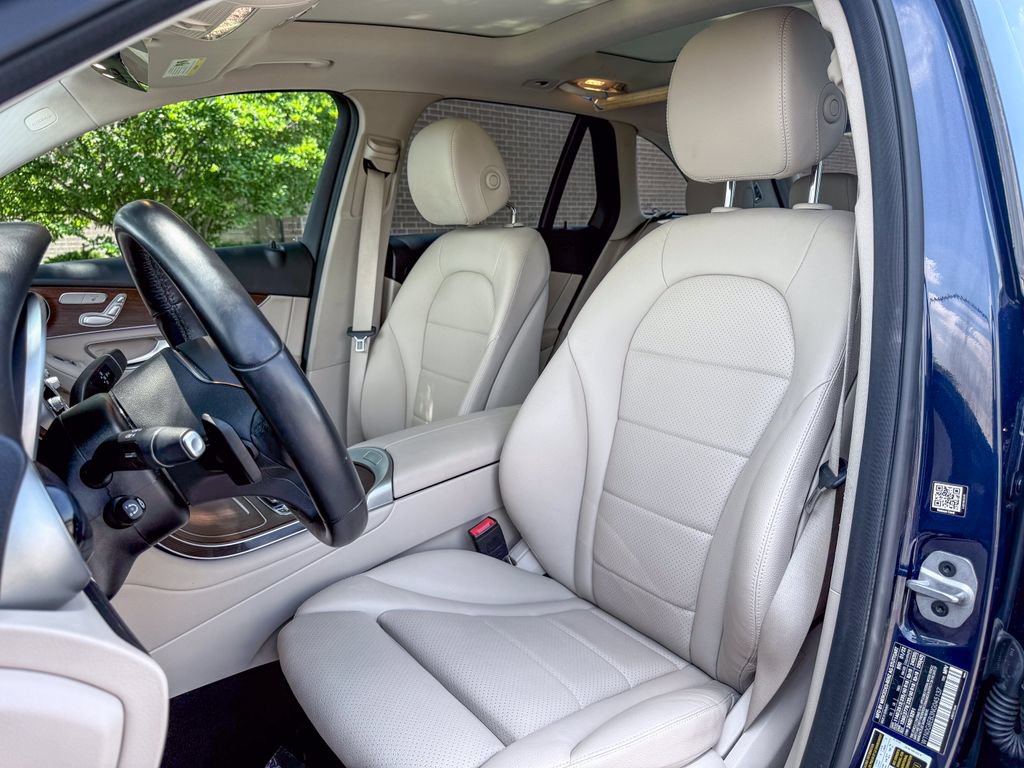 Used 2022 Mercedes-Benz GLC 300 4MATIC image 5