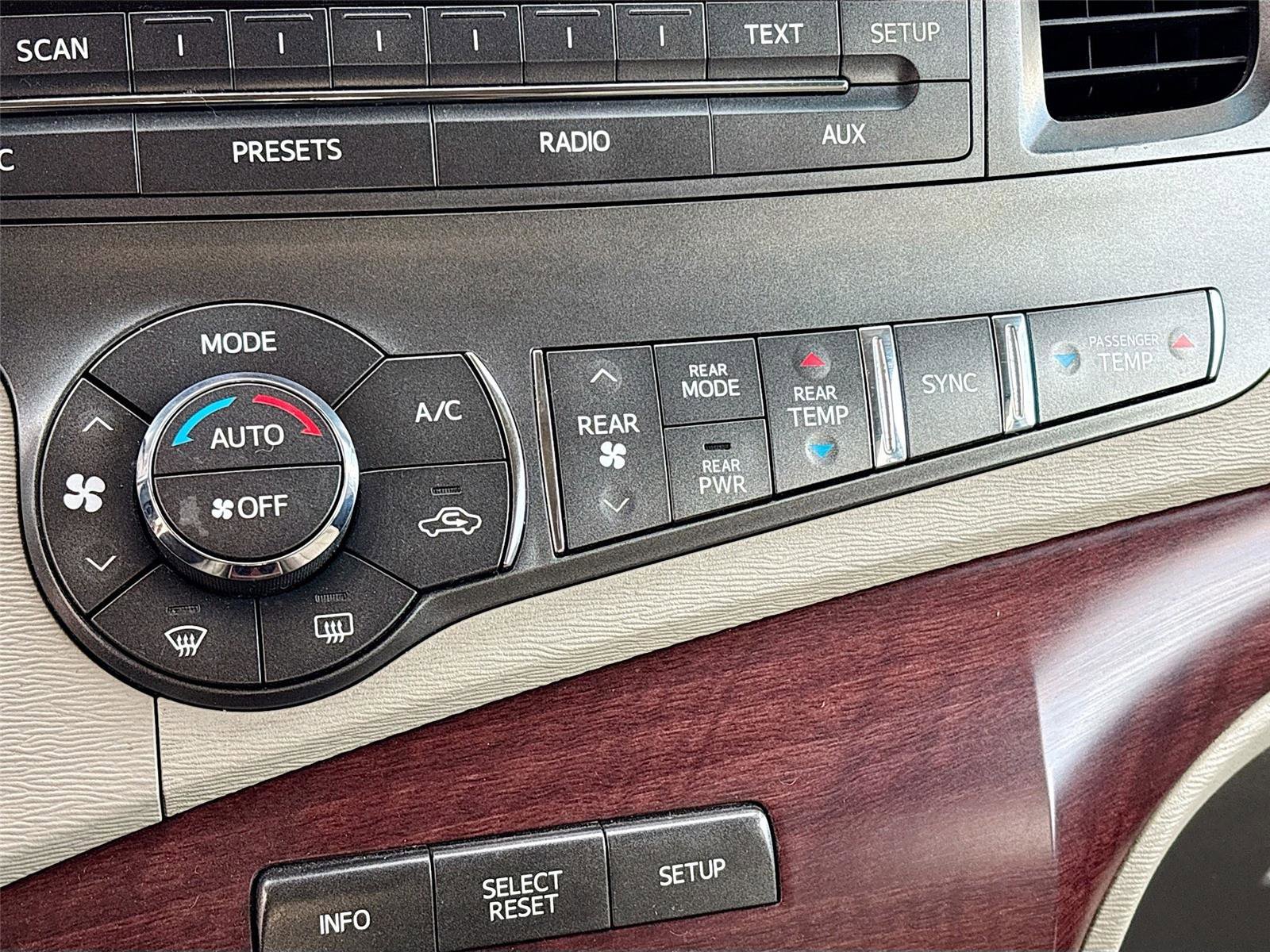 Used 2014 Toyota Sienna XLE image 15