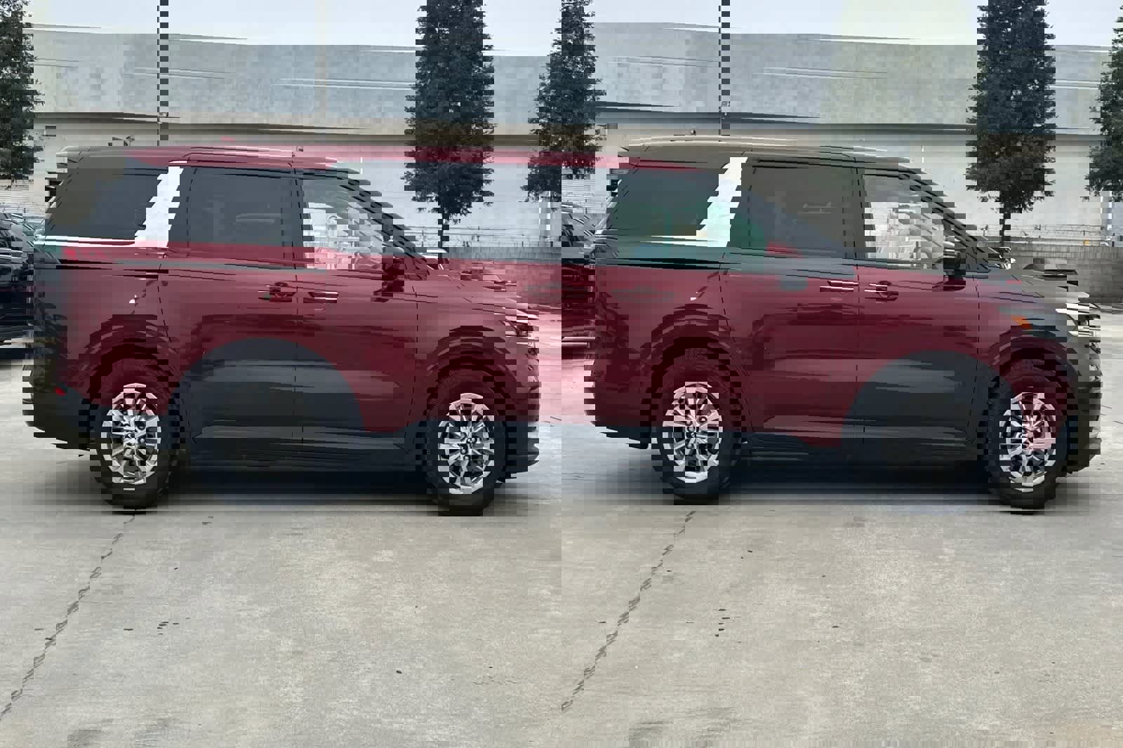 Used 2024 Kia Carnival LX image 9