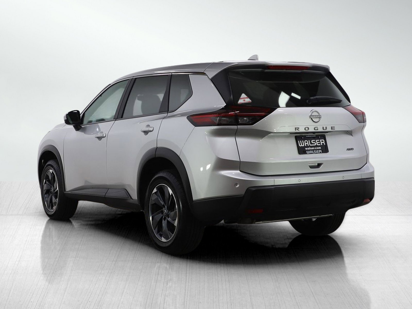 Used 2025 Nissan Rogue SV image 3