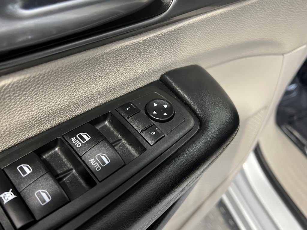 Used 2023 Chrysler Pacifica Touring-L image 30