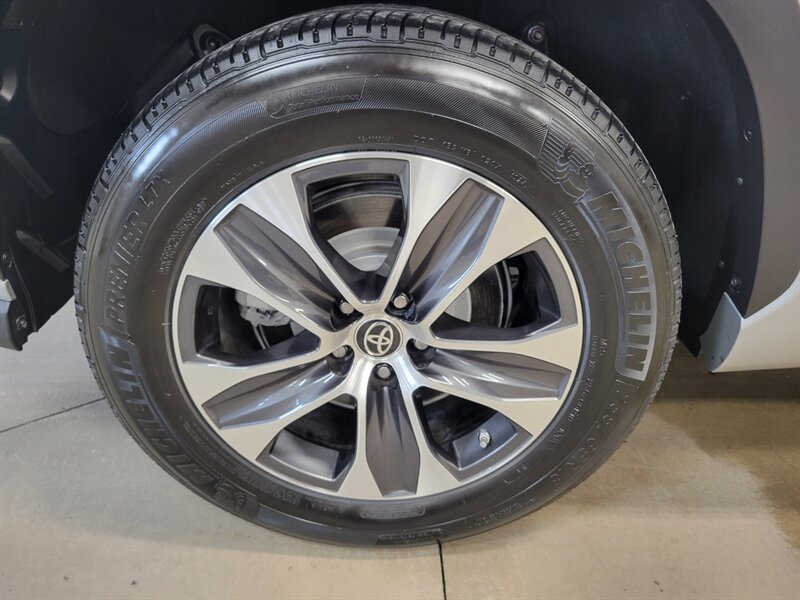 Used 2021 Toyota Highlander XLE AWD/4WD image 16