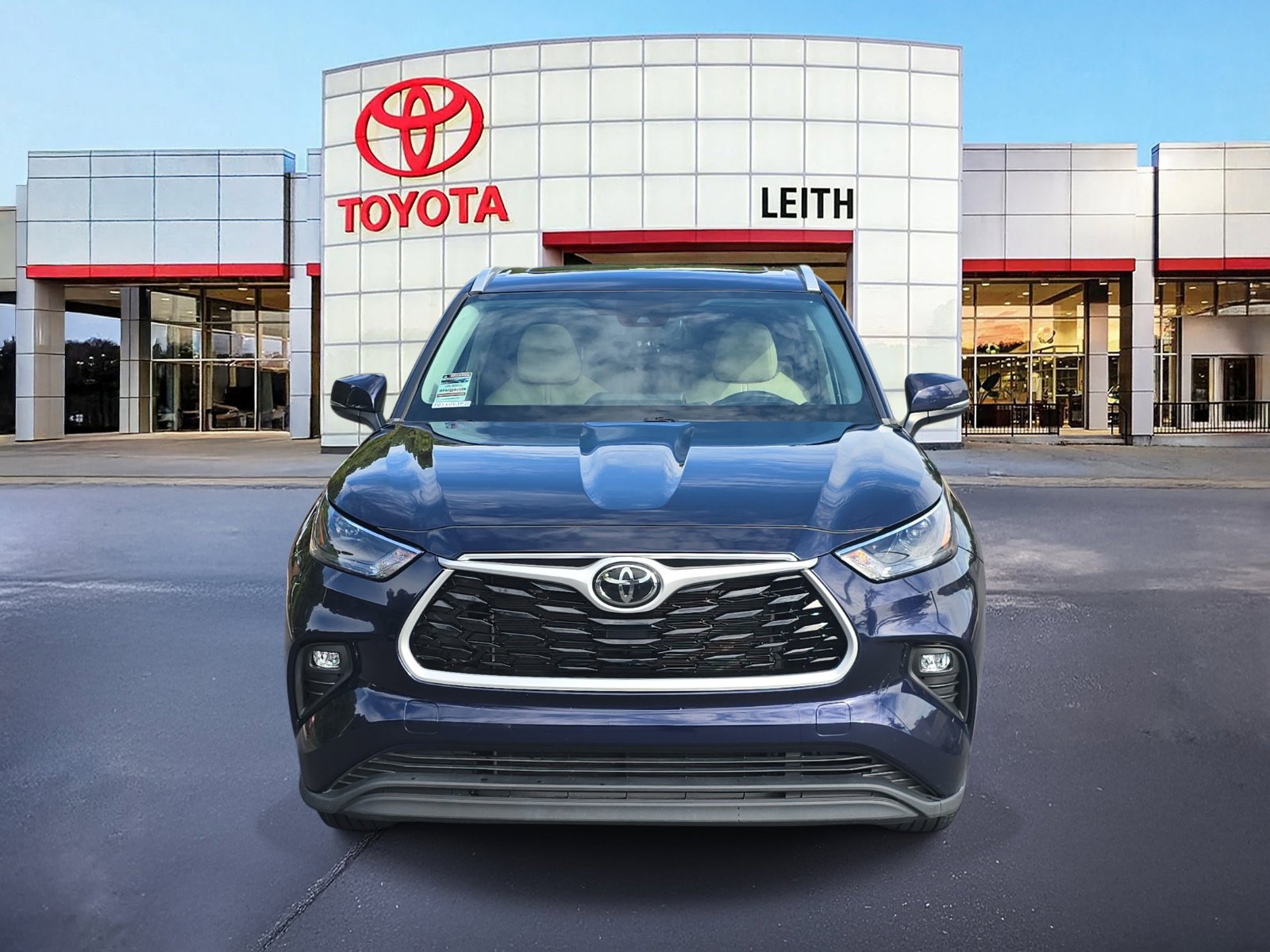 Used 2023 Toyota Highlander XLE image 2