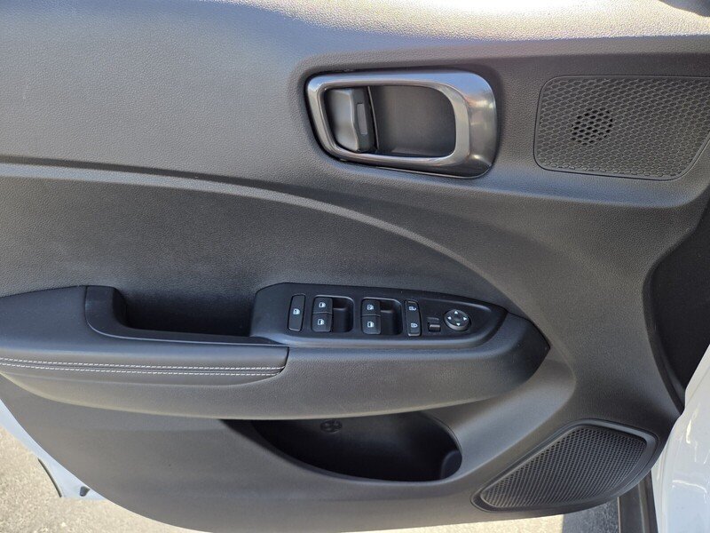 Used 2022 Hyundai Venue Limited FWD image 17