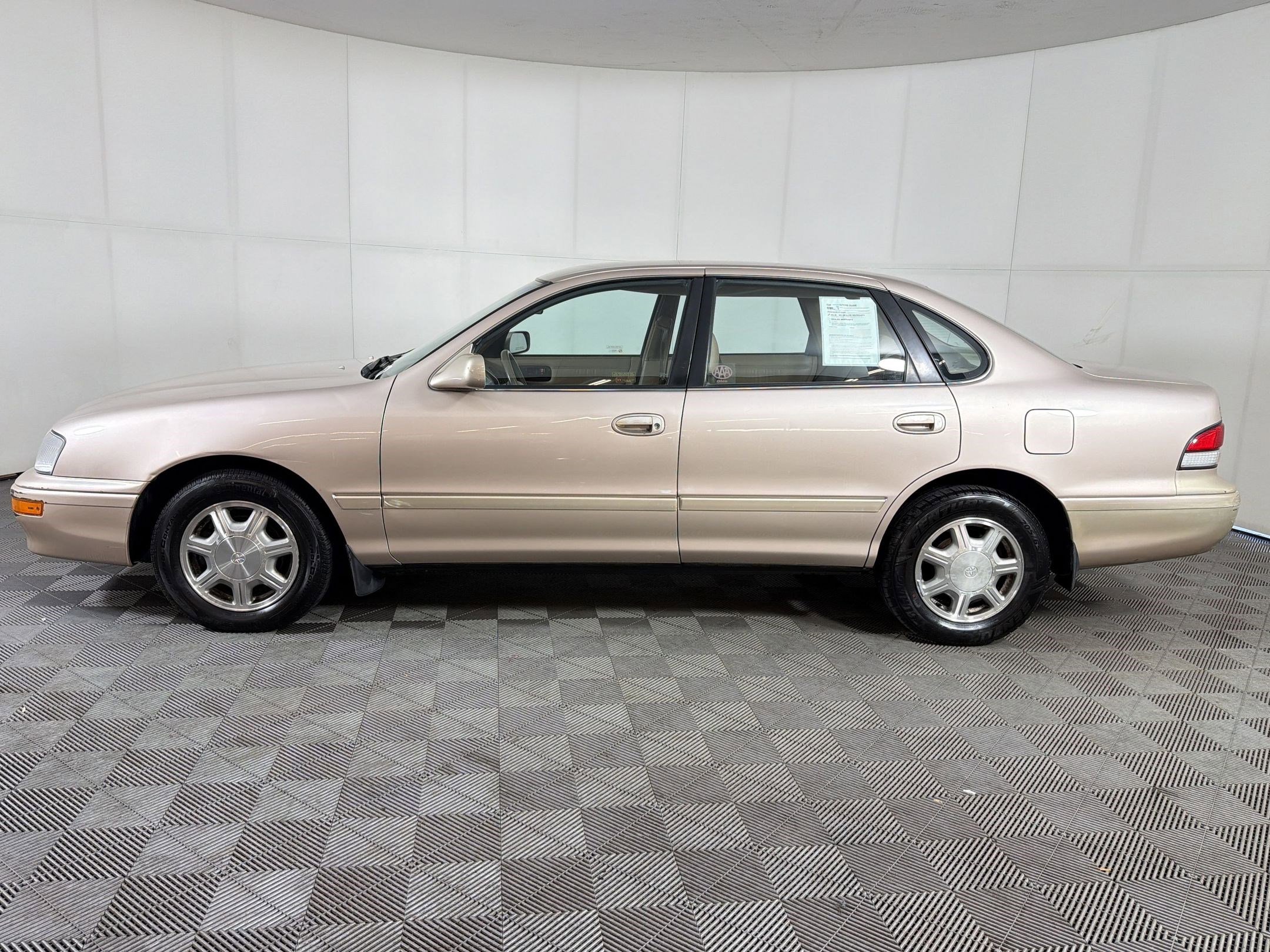 Used 1996 Toyota Avalon XL FWD image 2