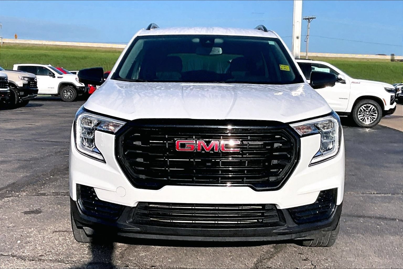 Used 2024 GMC Terrain SLE w/ Elevation Edition FWD image 3