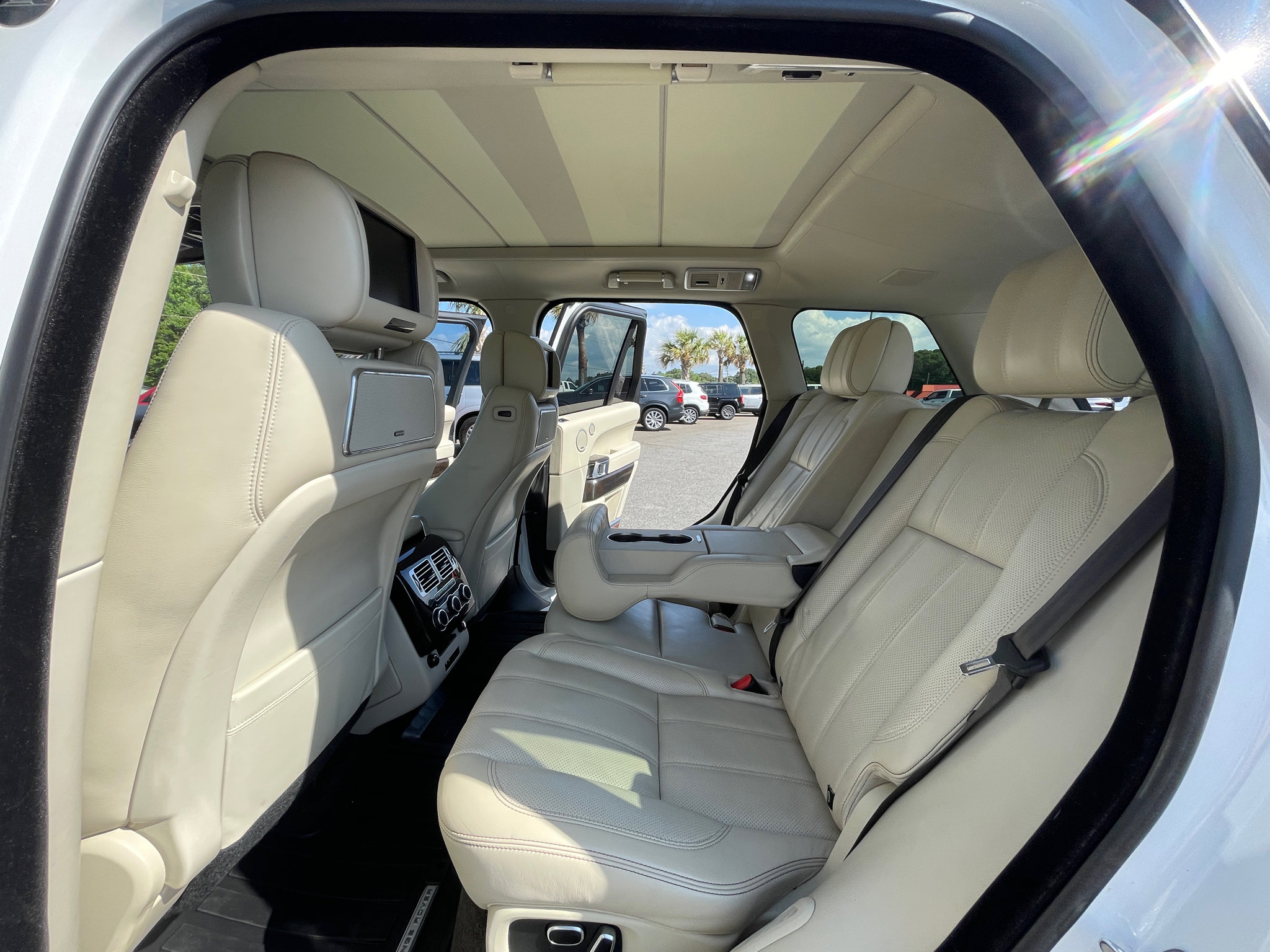 Used 2015 Land Rover Range Rover Autobiography image 17