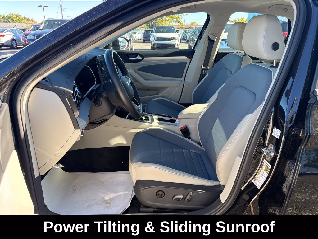Used 2025 Volkswagen Jetta SE w/ Sunroof Package FWD image 11
