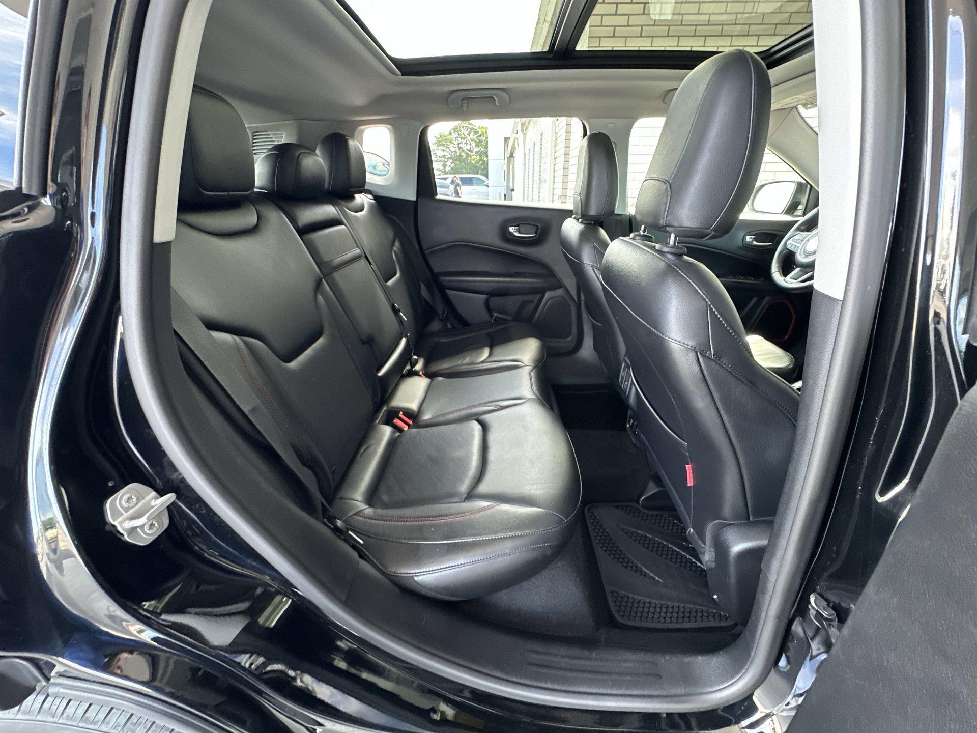 Used 2017 Jeep Compass Trailhawk w/ Leather Interior Group AWD/4WD image 26