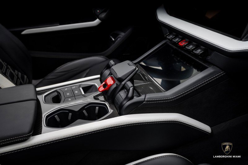 Used 2025 Lamborghini Urus SE image 46