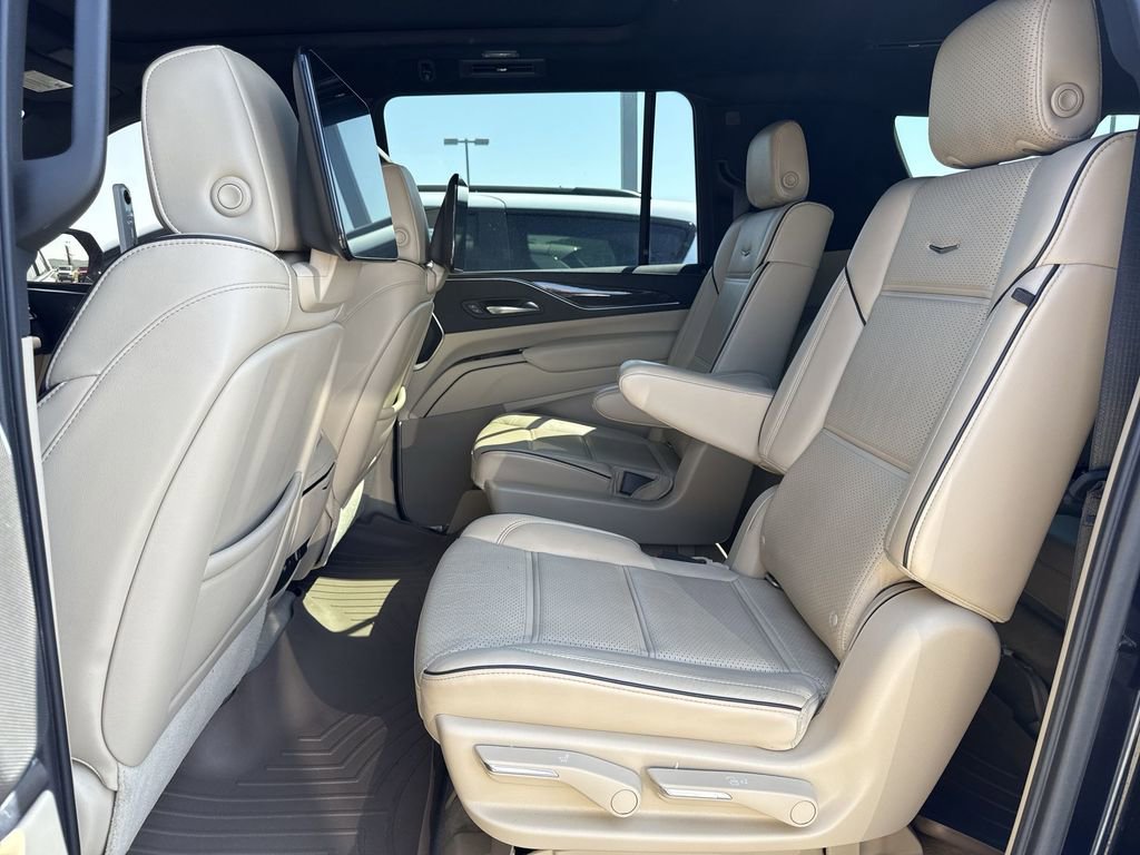 Used 2021 Cadillac Escalade ESV Premium Luxury AWD/4WD image 23