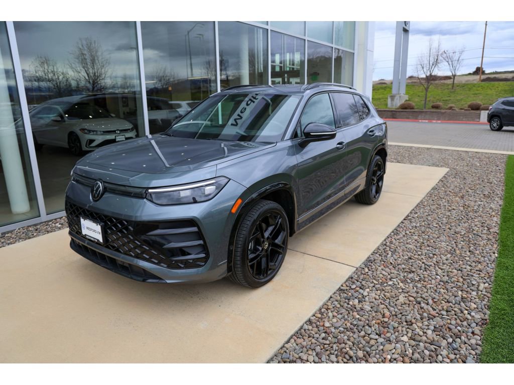 Used 2025 Volkswagen Tiguan SE R-Line image 1