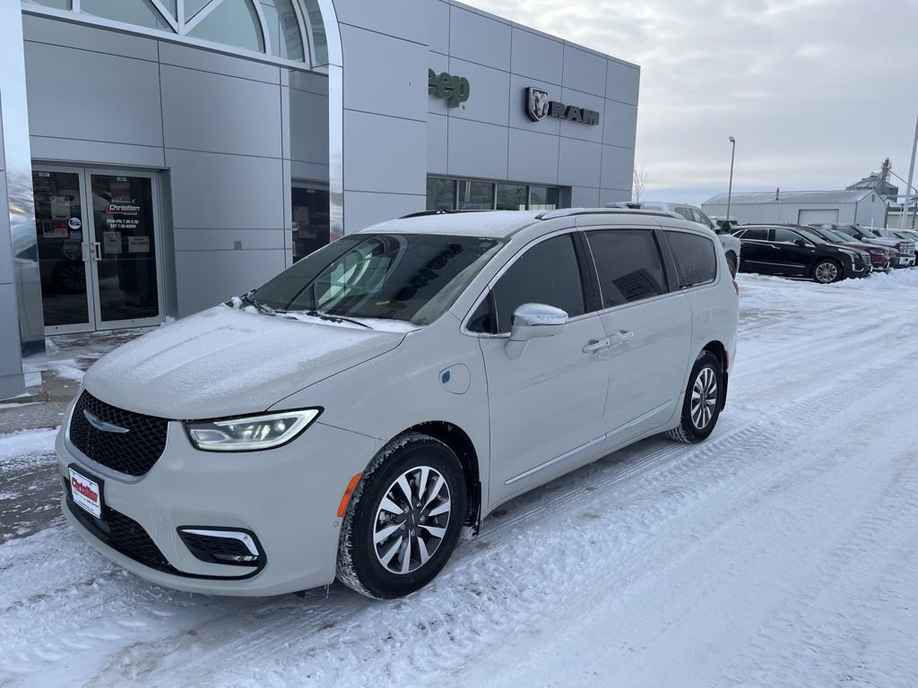 Used 2021 Chrysler Pacifica Limited w/ Premium & Safety Sphere Group image 2