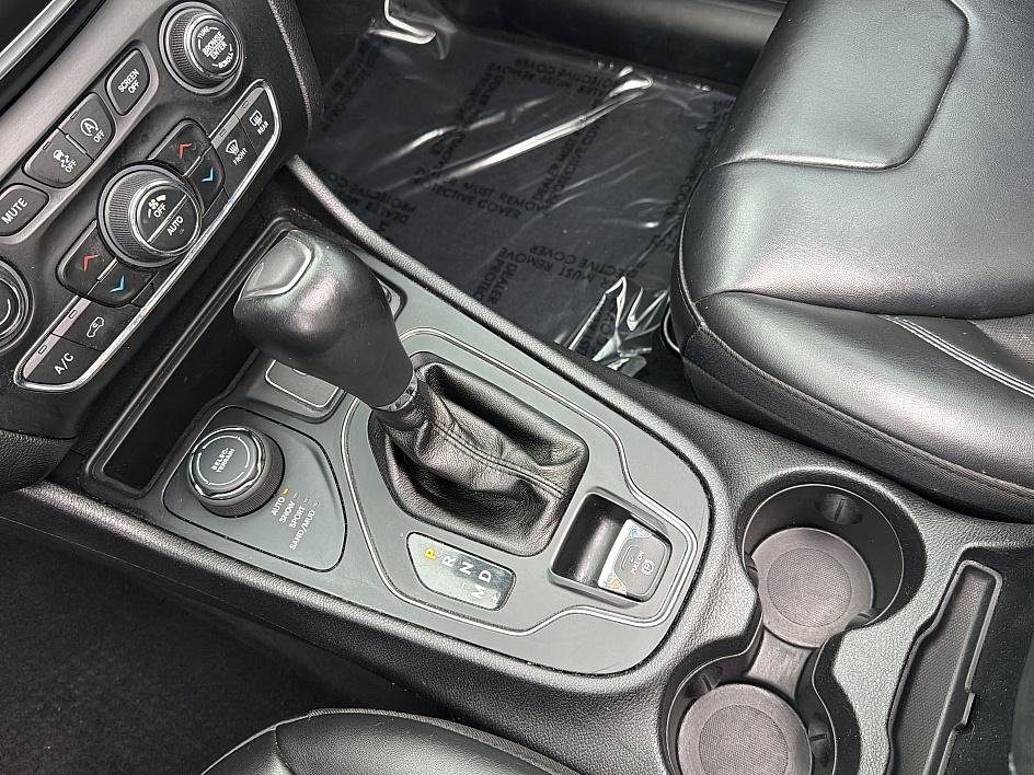 Used 2020 Jeep Cherokee Latitude Plus w/ Cold Weather Group image 17