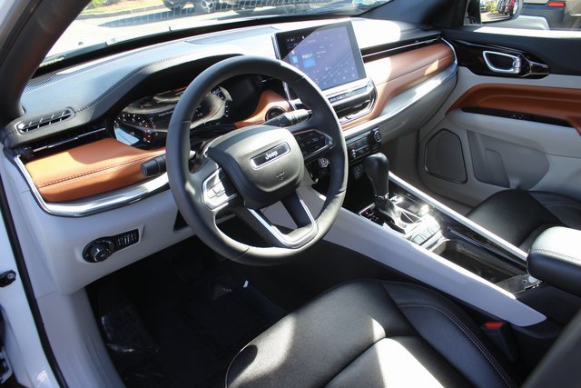 Used 2024 Jeep Compass Limited image 3