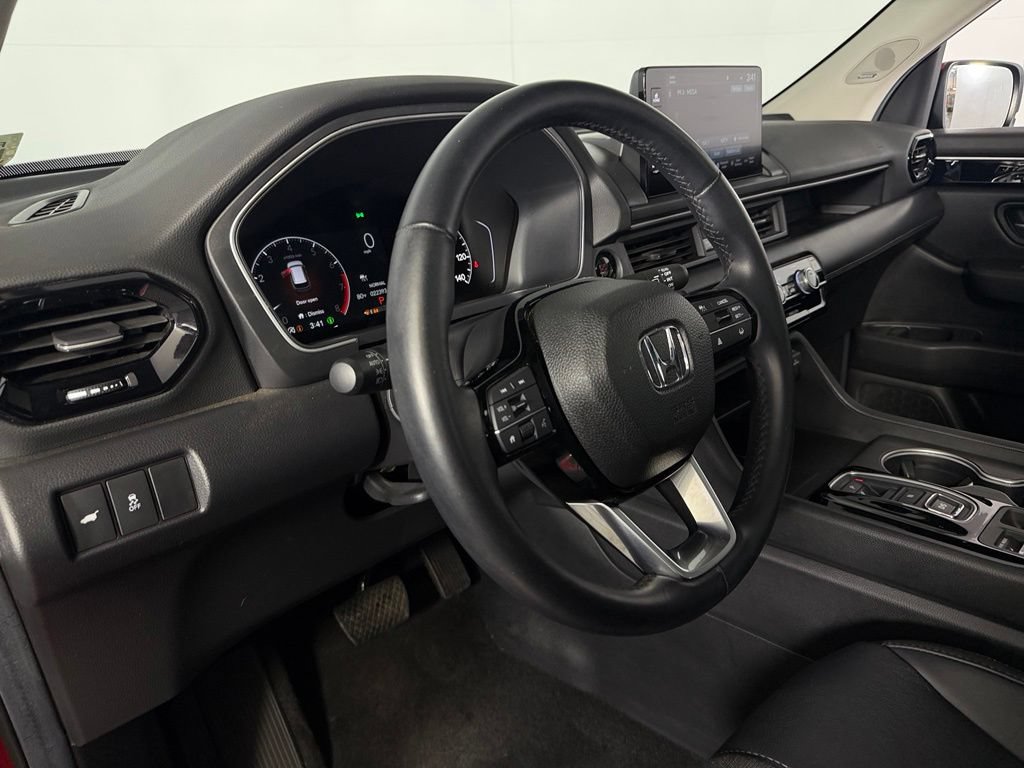 Used 2025 Honda Pilot Touring image 13