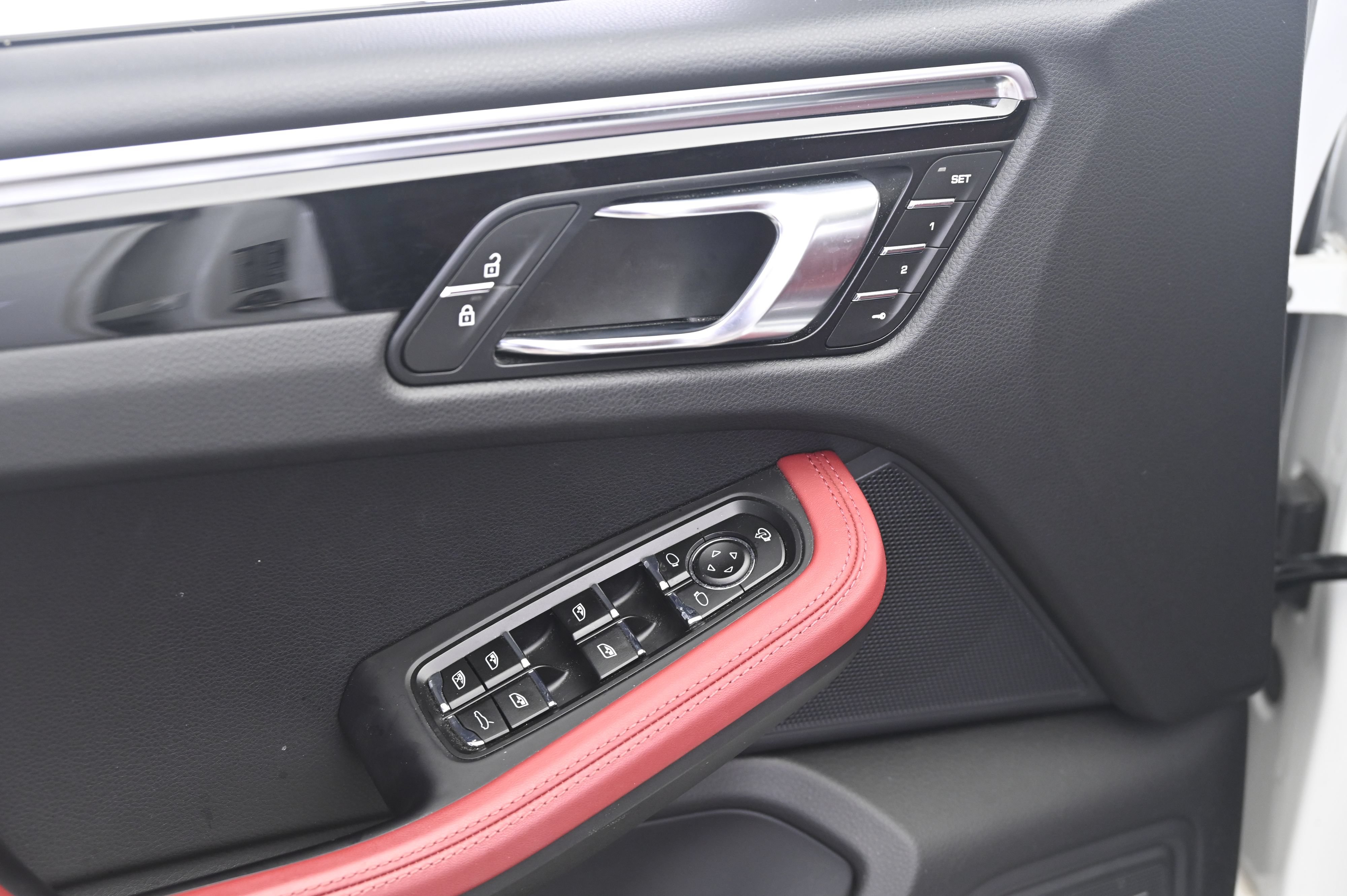 Certified 2024 Porsche Macan S AWD/4WD image 27