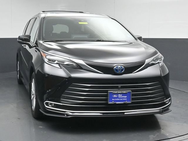 Used 2024 Toyota Sienna Platinum AWD/4WD image 2