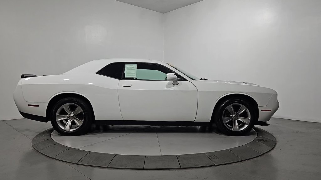 Used 2016 Dodge Challenger SXT w/ Driver Convenience Group RWD image 7