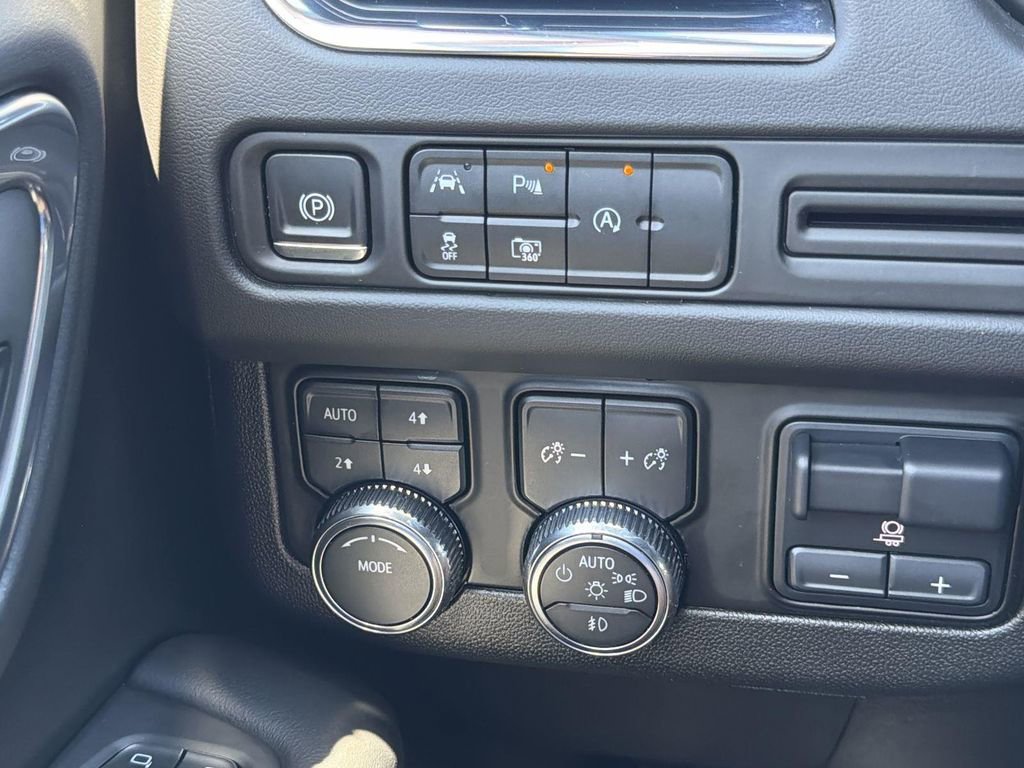 Used 2023 GMC Yukon XL SLT w/ SLT Premium Package AWD/4WD image 18