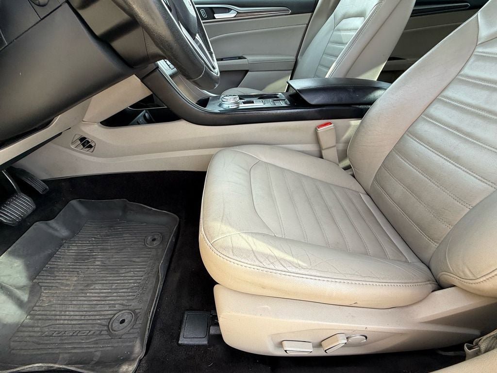 Used 2017 Ford Fusion SE w/ Fusion SE Technology Package image 12