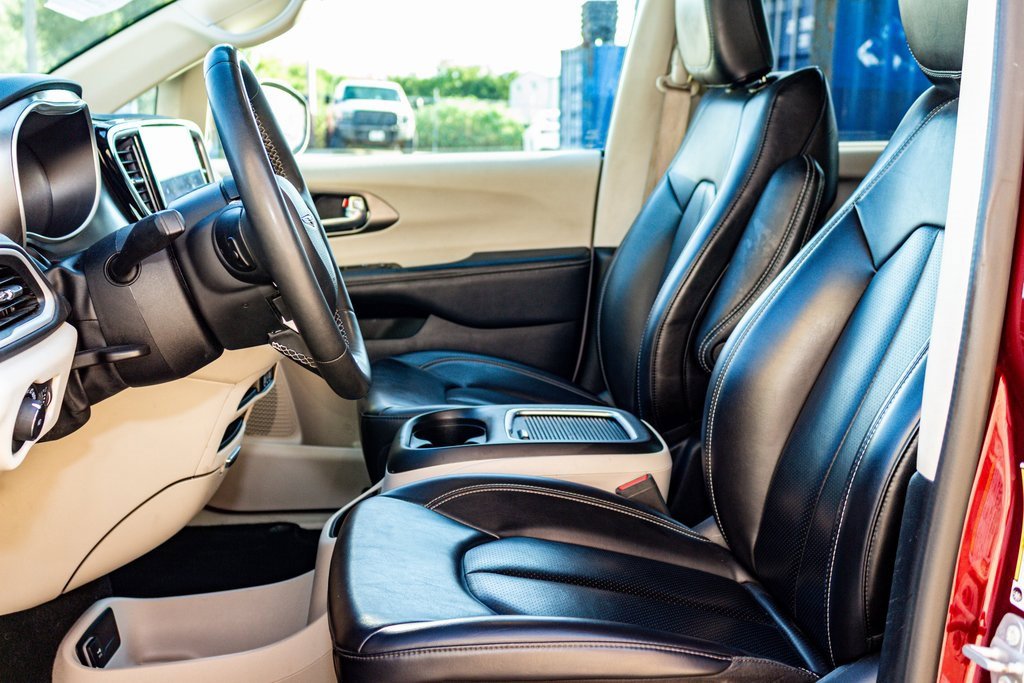 Used 2023 Chrysler Pacifica Touring-L image 22