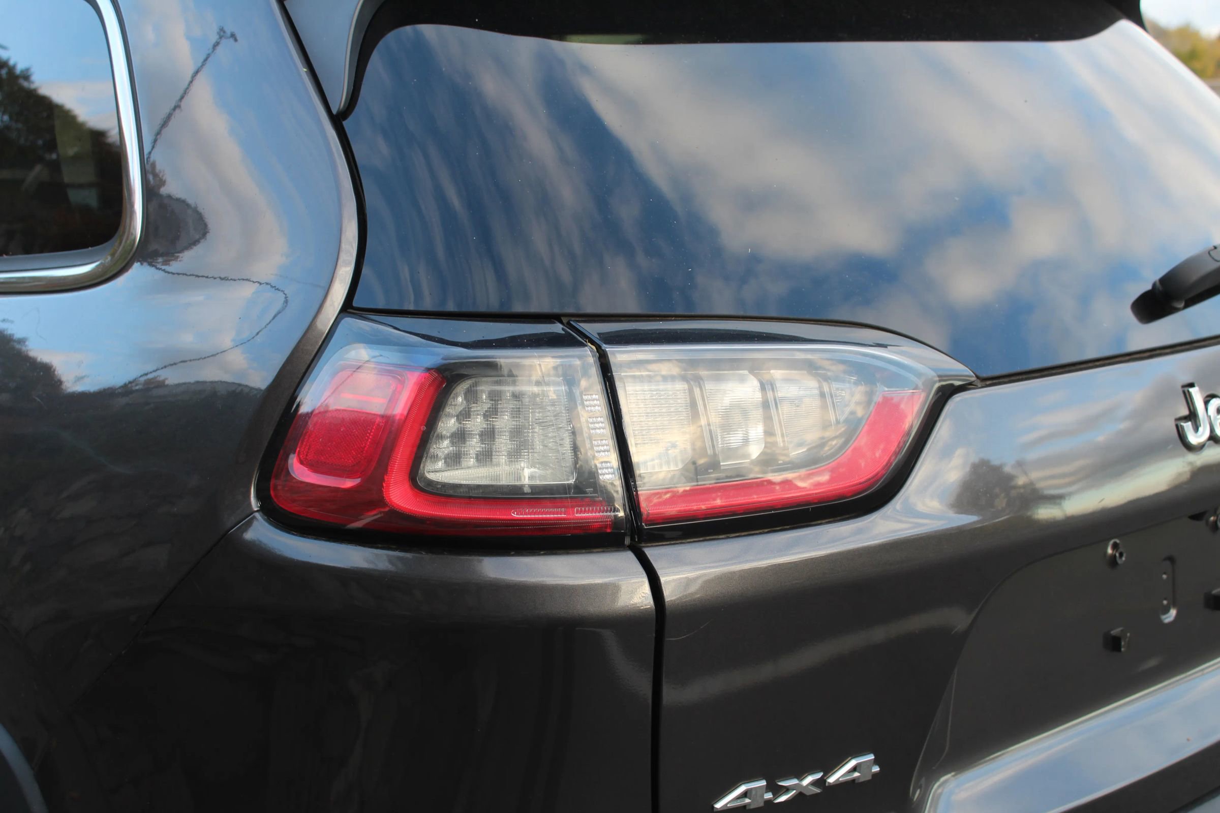 Used 2019 Jeep Cherokee Limited image 40