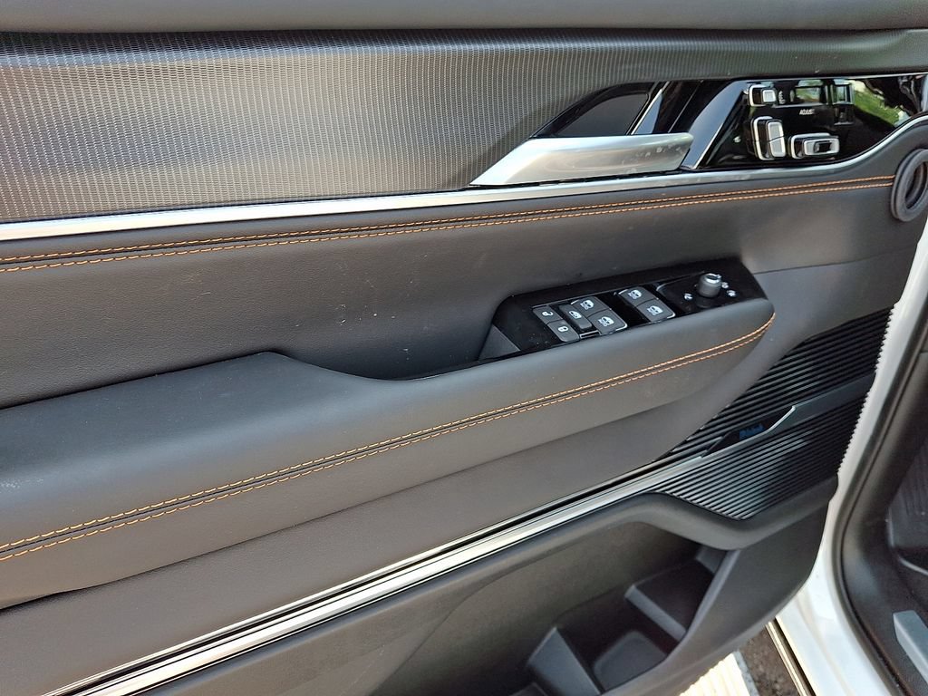 New 2026 Jeep Grand Wagoneer L Summit AWD/4WD image 9