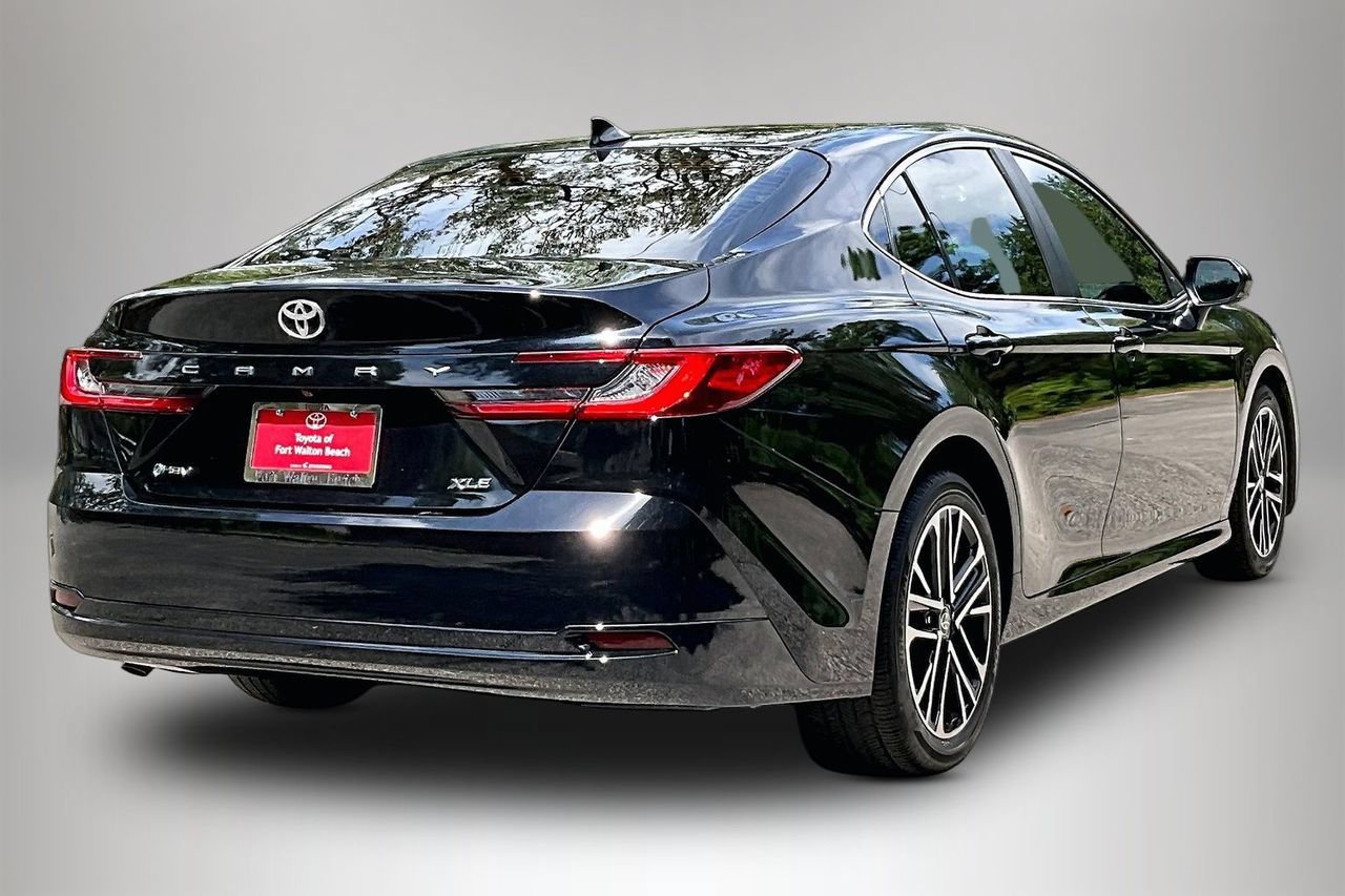 Used 2025 Toyota Camry XLE FWD image 5
