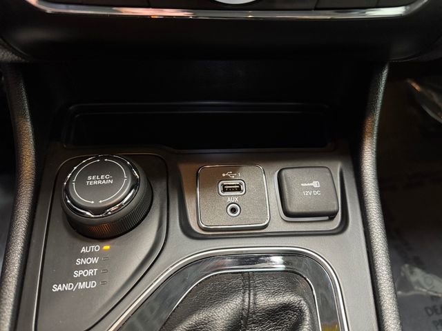 Used 2020 Jeep Cherokee Latitude Plus w/ Cold Weather Group AWD/4WD image 16