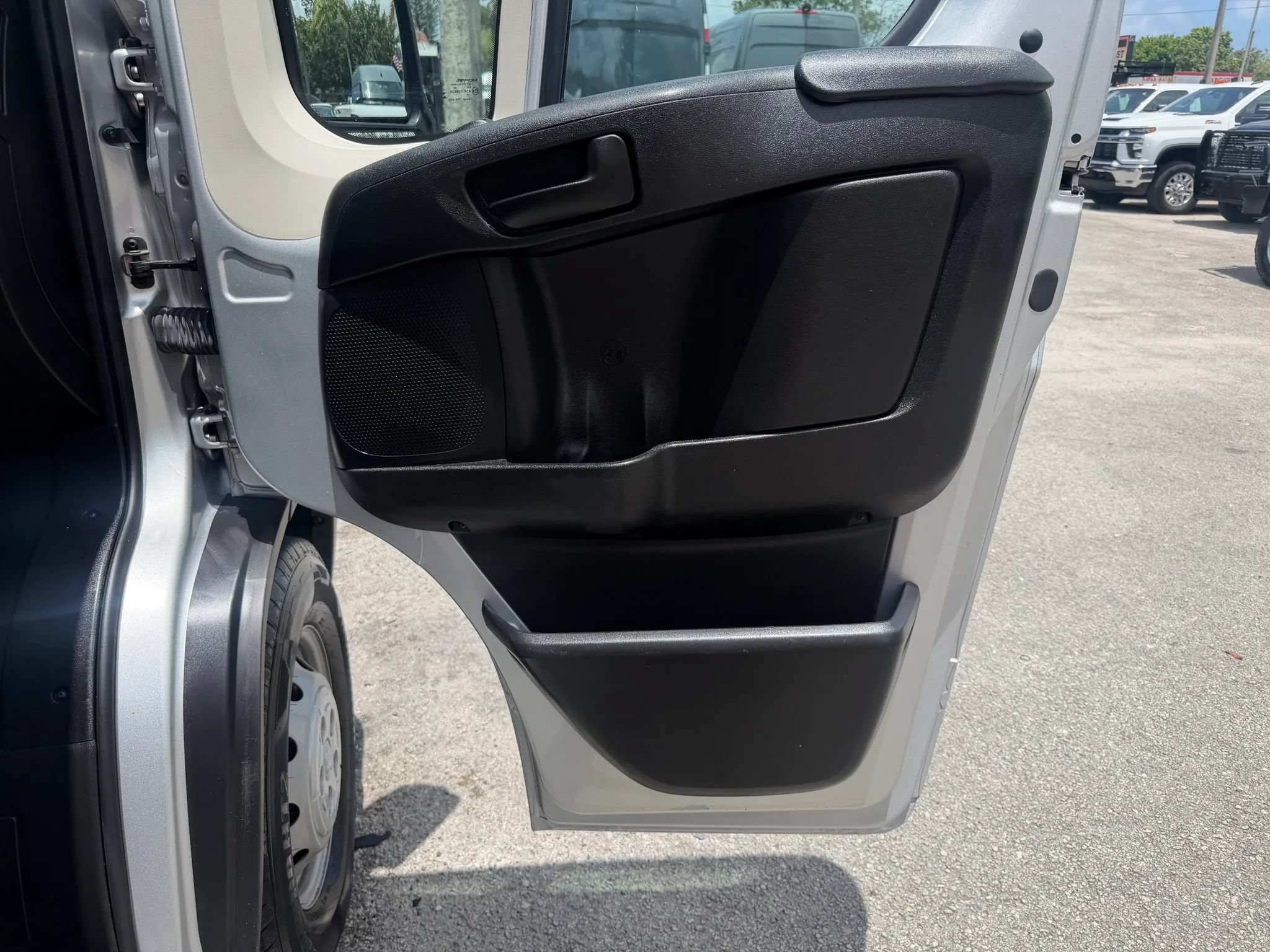 Used 2020 RAM ProMaster 2500 w/ Premium Appearance Group FWD image 19