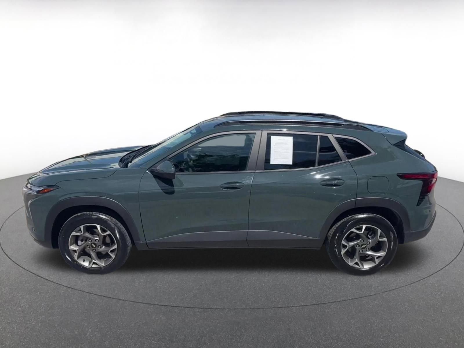 Used 2025 Chevrolet Trax LT FWD image 9