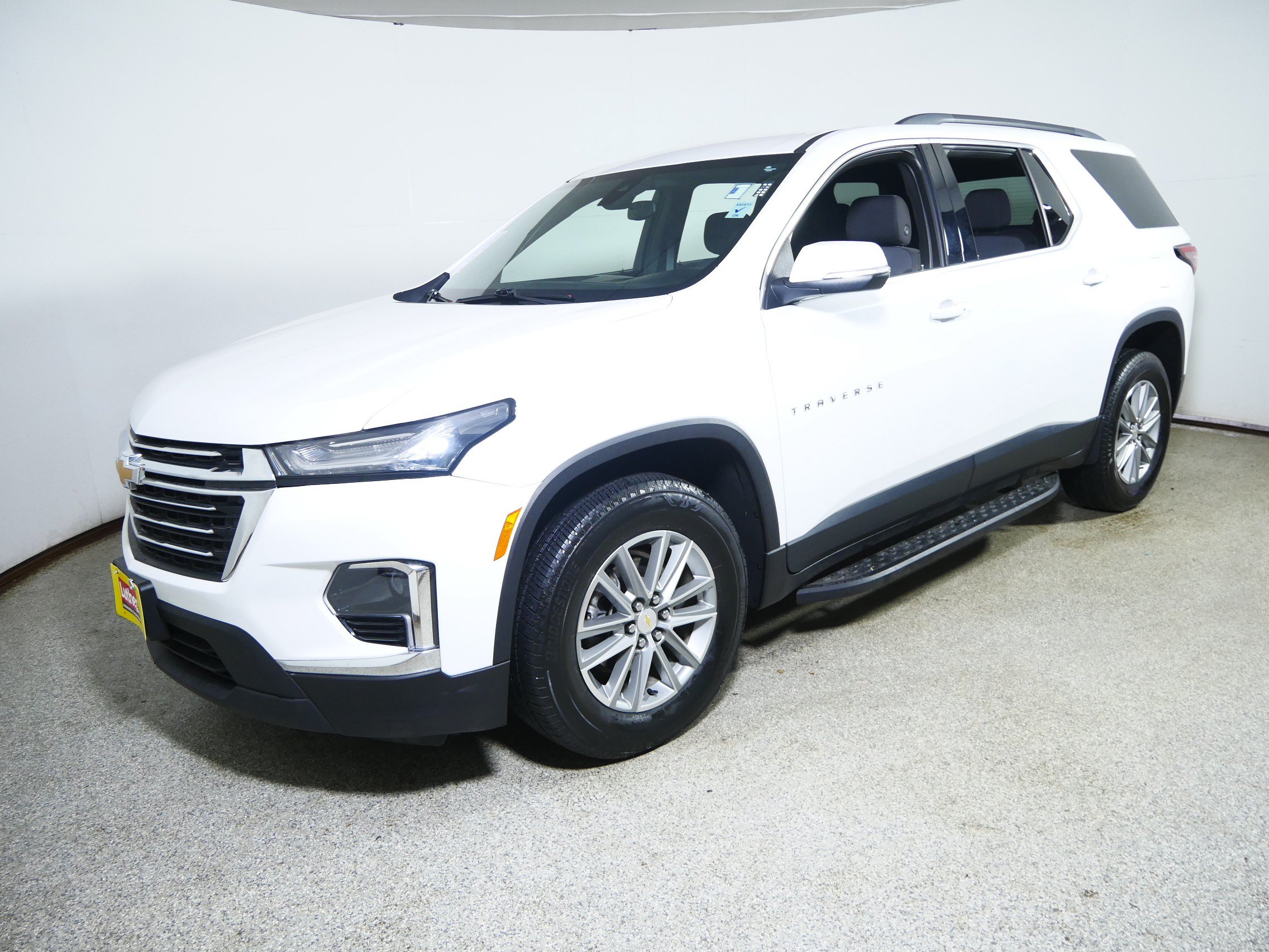 Used 2023 Chevrolet Traverse LT FWD image 3