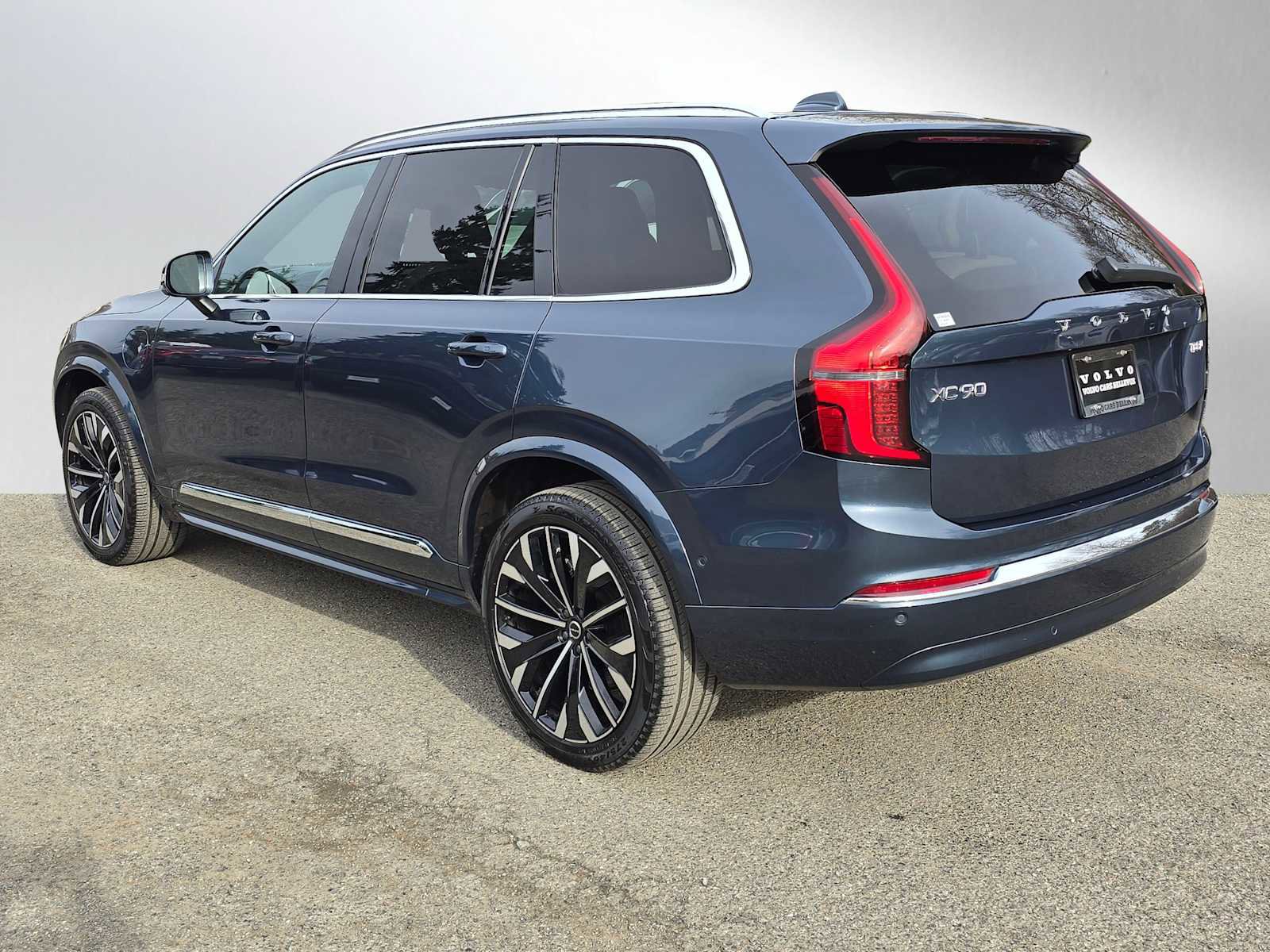 Certified 2025 Volvo XC90 T8 Ultra image 5